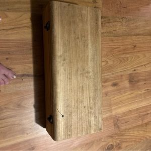 Wine tasting box with edged glasses and placemat